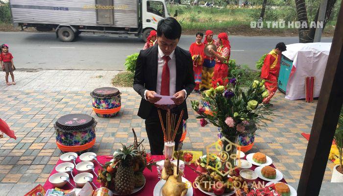 Ăn mặc chỉnh chu, thành tâm khi cúng, khi đọc văn khấn khai trương buôn bán không phải chỉ cần đọc cho “đúng bài” mà cần phải đặt thành tâm vào đó