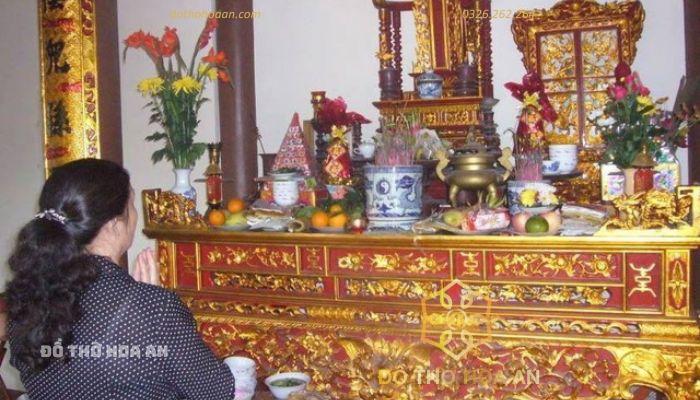 Việc lập bàn thờ thường được tiến hành đồng thời với thời gian nhập trạch để không làm ảnh hưởng nhiều đến cuộc sống sau này