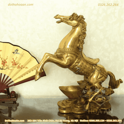 Ngựa Đứng Trên Thỏi Vàng