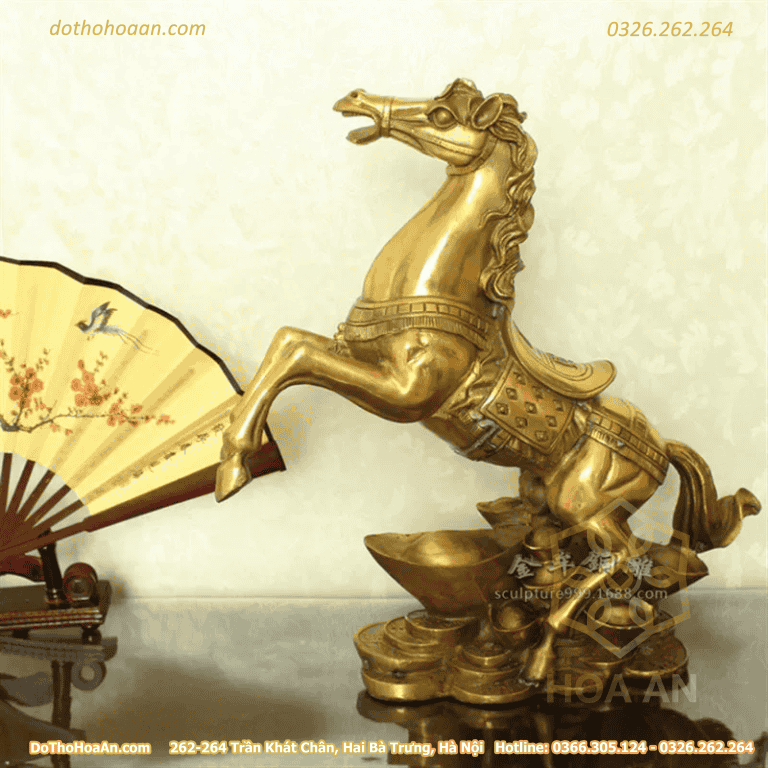 Ngựa Đứng Trên Thỏi Vàng