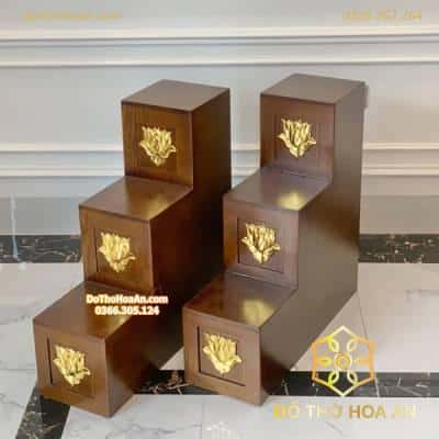 Bục Tam Cấp Kê Bàn Thờ Thần Tài Gỗ Sồi Màu Óc Chó Dát Vàng