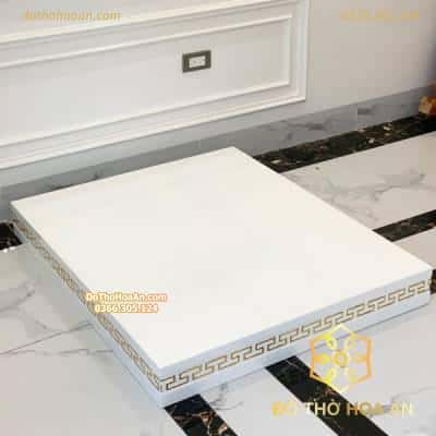 Kệ Gỗ Sồi Nga Kê Bàn Thờ Thần Tài Hiện Đại Màu Trắng Dát Vàng