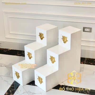 Bục Tam Cấp Kê Bàn Thờ Thần Tài Gỗ Sồi Màu Trắng Dát Vàng
