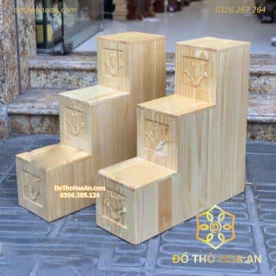 Bục Tam Cấp Kê Bàn Thờ Thần Tài Gỗ Thông Màu Vàng Đục Sen