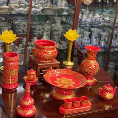 Bộ Đồ Thờ Thần Linh Sứ Gấm Đỏ BDTTLGD021