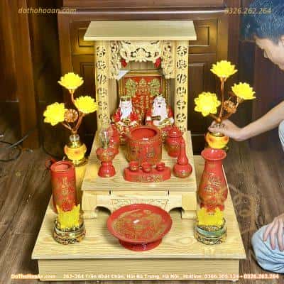 Bộ Ban Thờ Thần Tài Gỗ Xoan Mái Bằng Chân Quỳ Màu Vàng Sứ Đỏ Bát Tràng