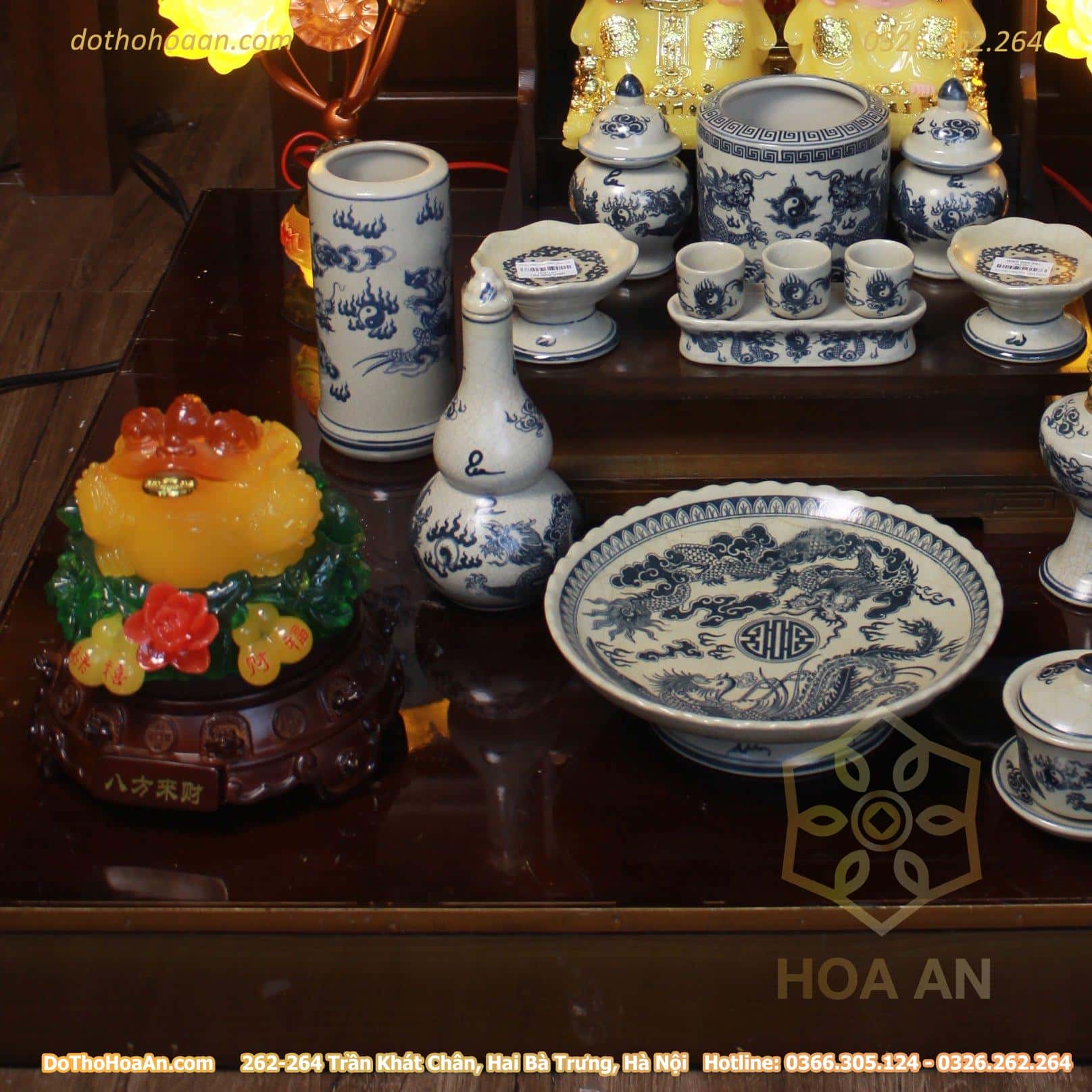 Bộ Ban Thờ Thần Tài Gỗ Xoan Mái Bằng Chân Quỳ Màu Nâu Sứ Kim Rạn Vẽ (7) Bộ Ban Thờ Thần Tài Thổ Địa Đương Đại Gỗ Xoan Màu Óc Chó Sứ Rạn Vẽ