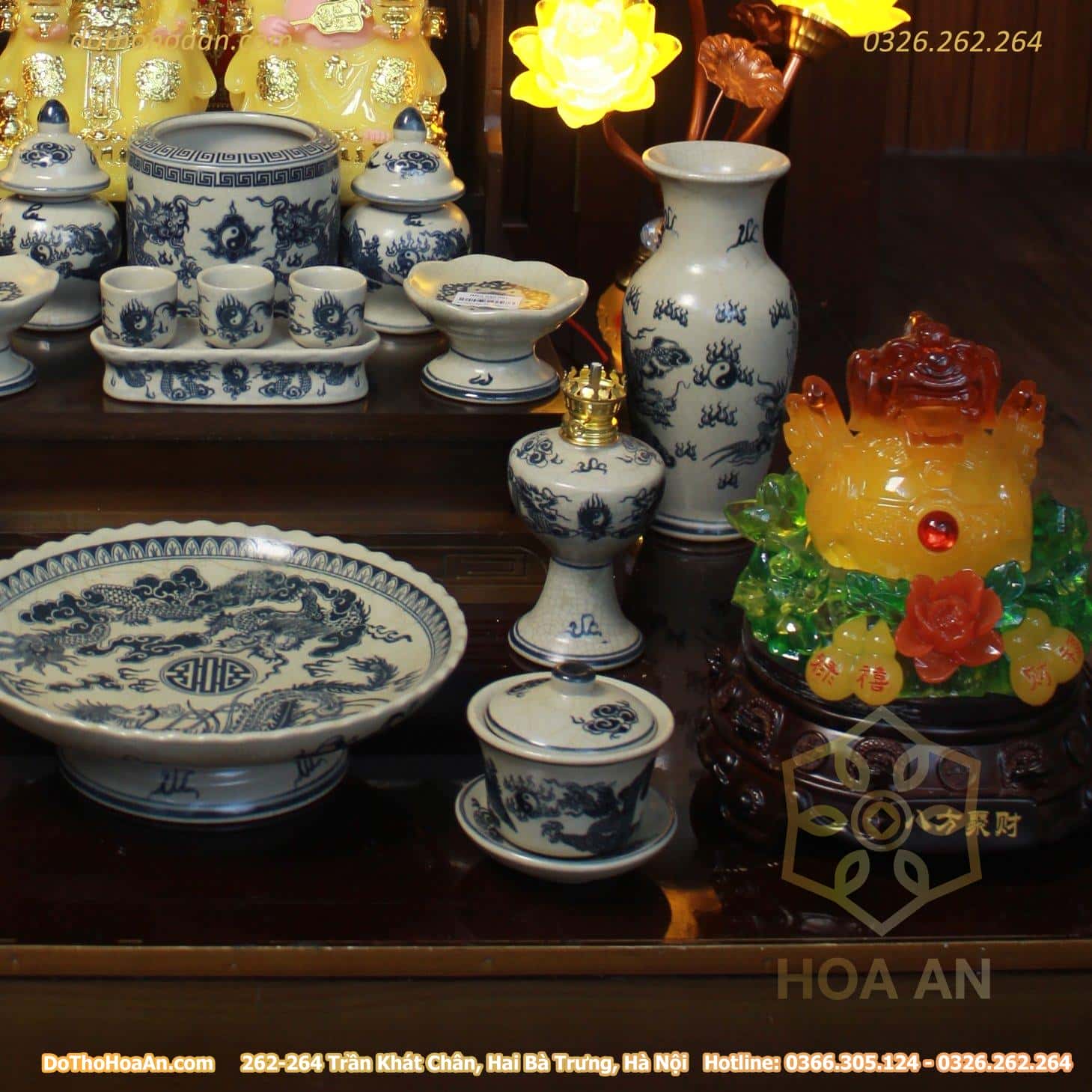 Bộ Ban Thờ Thần Tài Gỗ Xoan Mái Bằng Chân Quỳ Màu Nâu Sứ Kim Rạn Vẽ (9) Bộ Ban Thờ Thần Tài Thổ Địa Đương Đại Gỗ Xoan Màu Óc Chó Sứ Rạn Vẽ