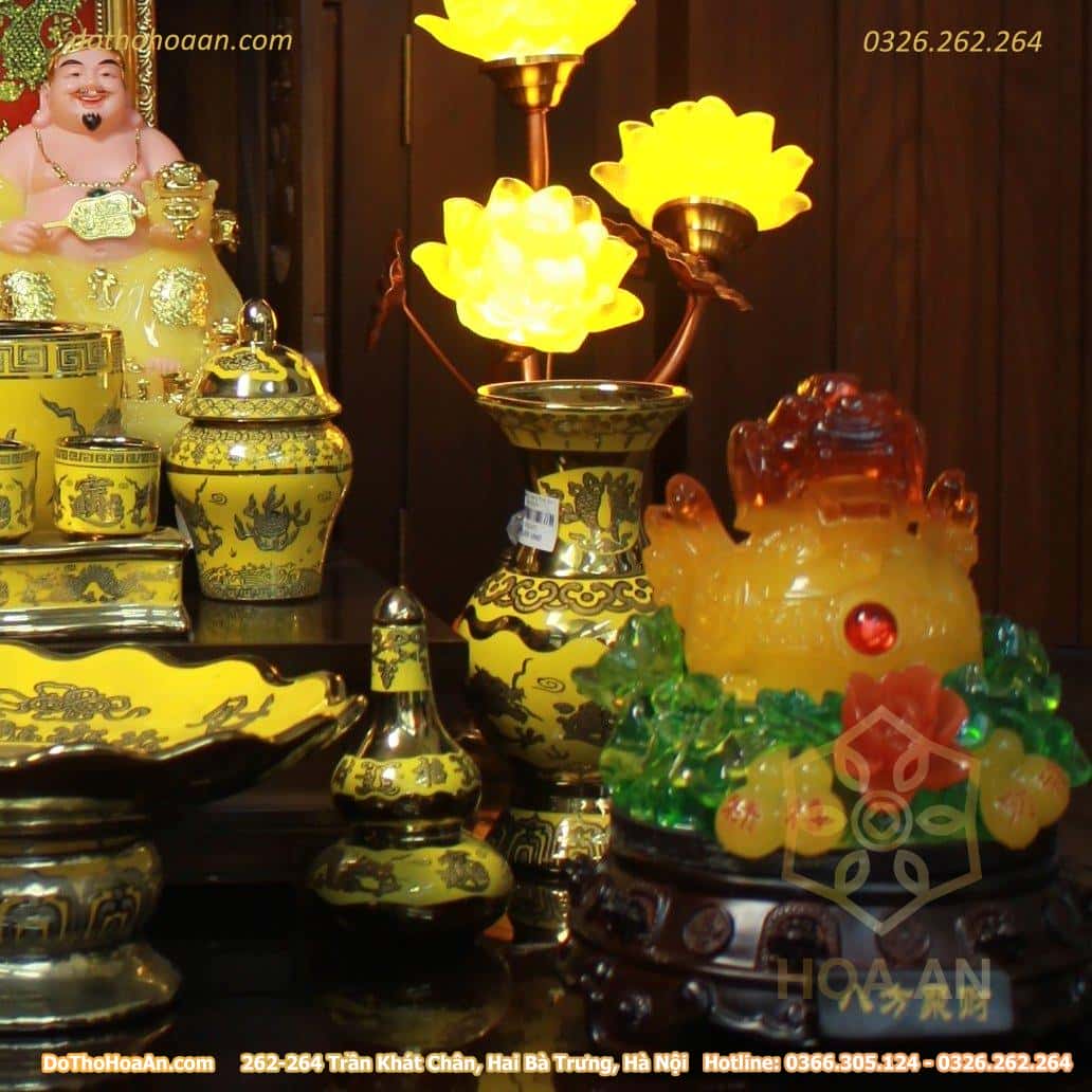 Bộ Ban Thờ Thần Tài Gỗ Xoan Mái Bằng Chân Quỳ Màu Nâu Sứ Kim Sa Vàng (10) Bộ Ban Thờ Thần Tài Đương Đại Gỗ Xoan Màu Óc Chó Sứ Kim Sa