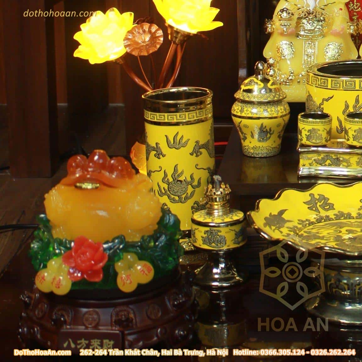 Bộ Ban Thờ Thần Tài Gỗ Xoan Mái Bằng Chân Quỳ Màu Nâu Sứ Kim Sa Vàng (5) Bộ Ban Thờ Thần Tài Đương Đại Gỗ Xoan Màu Óc Chó Sứ Kim Sa