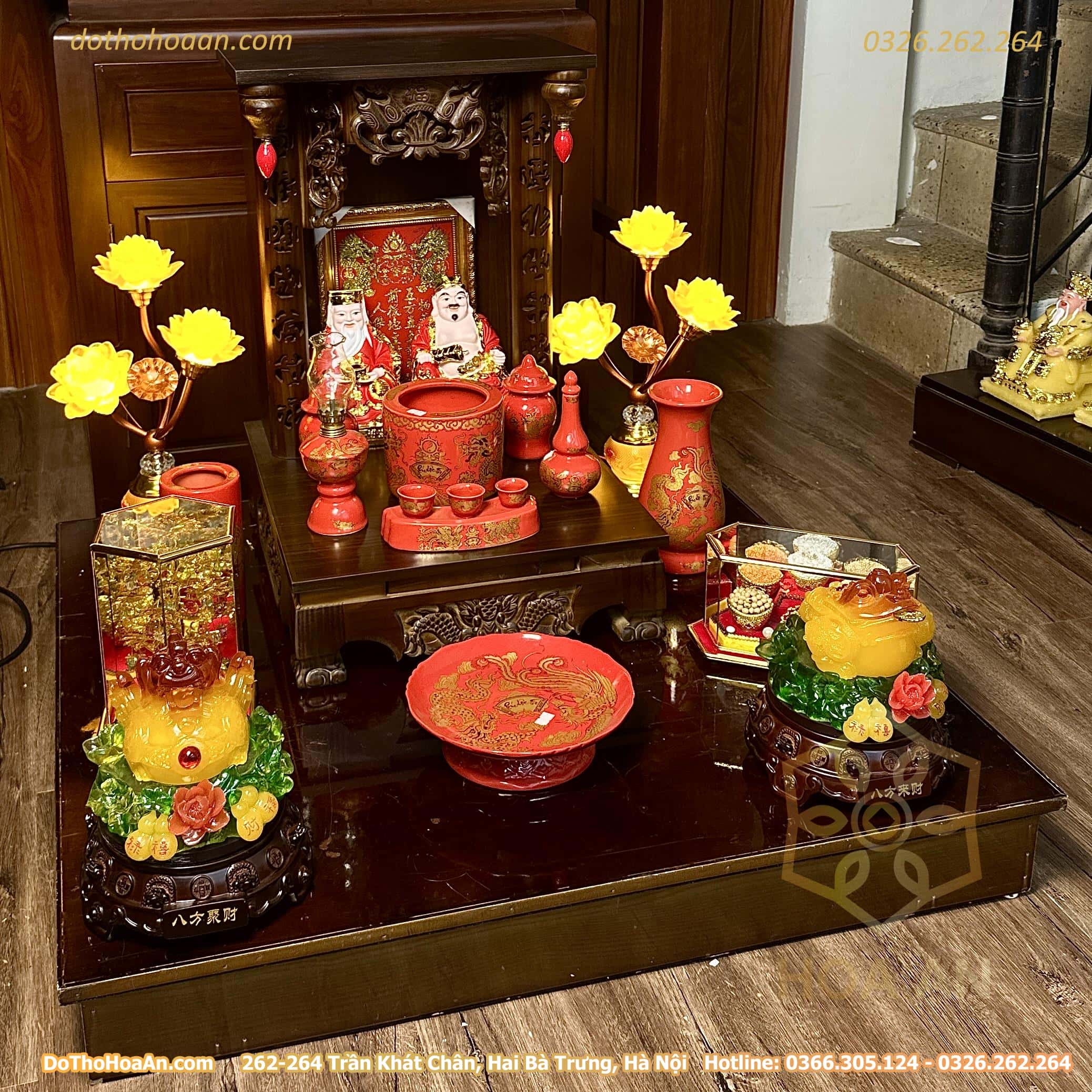Bộ Ban Thờ Thần Tài Gỗ Xoan Mái Bằng Chân Quỳ Màu Nâu Sứ Men Đỏ Bát Tràng (2) Bộ Ban Thờ Thần Tài Gỗ Xoan Mái Bằng Chân Quỳ Màu Nâu Sứ Men Đỏ Bát Tràng