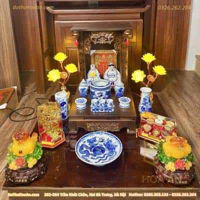 Bộ Ban Thờ Thần Tài Gỗ Xoan Mái Bằng Chân Quỳ Màu Nâu Sứ Men Lam