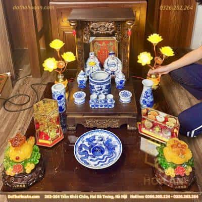 Bộ Ban Thờ Thần Tài Gỗ Xoan Mái Bằng Chân Quỳ Màu Nâu Sứ Men Lam