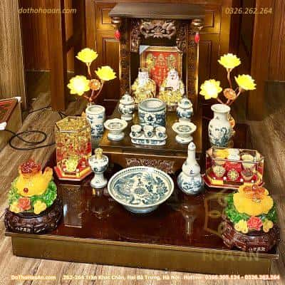 Bộ Ban Thờ Thần Tài Gỗ Xoan Mái Bằng Chân Quỳ Màu Nâu Sứ Men Rạn Vẽ