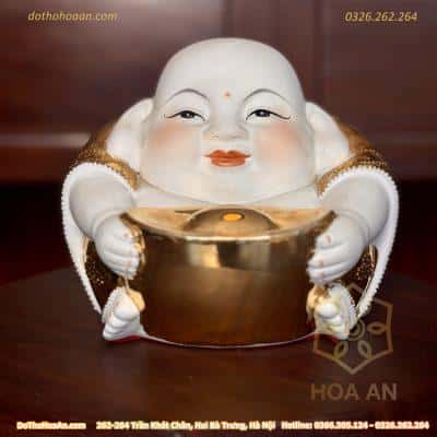 Tượng Di Lặc Sứ Ôm Thỏi Vàng