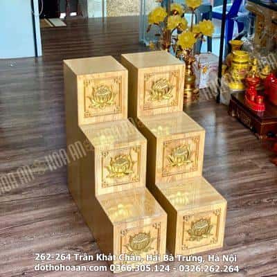 Bục Tam Cấp Kê Bàn Thờ Thần Tài Gỗ PơMu Màu Vàng Đục Sen Dát Vàng