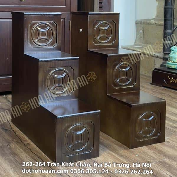 buc-tam-cap-ke-ban-tho-than-tai-go-thong-mau-oc-cho-duc-tien-mat-18cm(variation) Bục Tam Cấp Kê Bàn Thờ Thần Tài Gỗ Thông Màu Óc Chó Đục Tiền