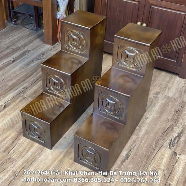 Bục Tam Cấp Kê Bàn Thờ Thần Tài Gỗ Thông Màu Óc Chó Đục Tiền4 Bục Tam Cấp Kê Bàn Thờ Thần Tài Gỗ Thông Màu Óc Chó Đục Tiền4