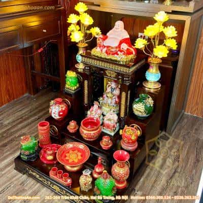 Bộ Bàn Thờ Thần Tài Hiện Đại Gỗ Sồi Trụ Đồng Tiền Sứ Gấm Đỏ