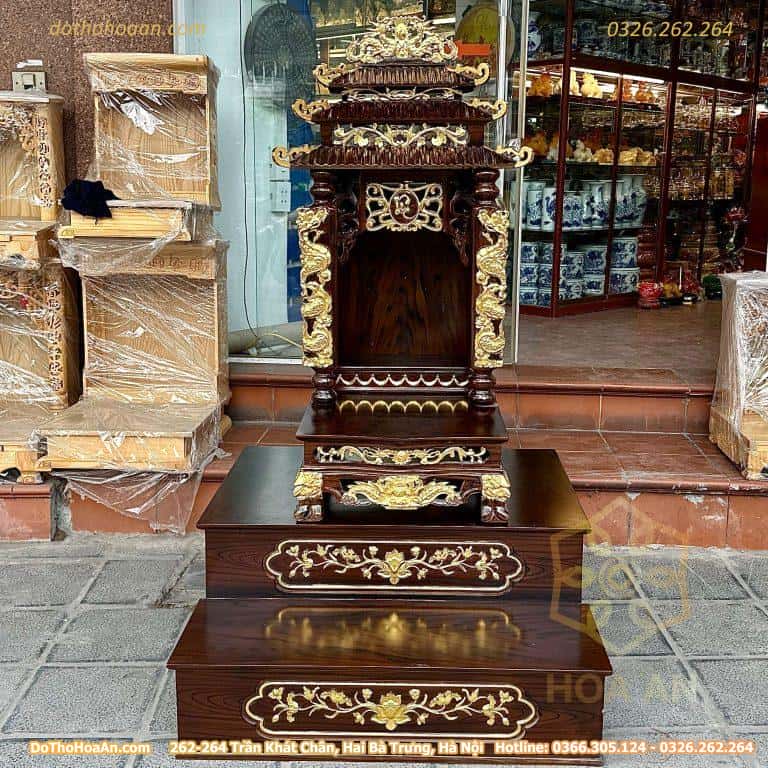 Combo Ban Thờ Thần Tài 3 Mái Gỗ Xoan Cột Rồng Dát Vàng Màu Óc Chó Kết Hợp Kệ Nhị Cấp Gỗ Xoan Vân Màu Óc Chó Dát Vàng