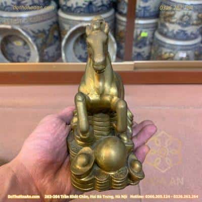 Ngựa Hý Đứng Trên Núi Tiền Bằng Đồng