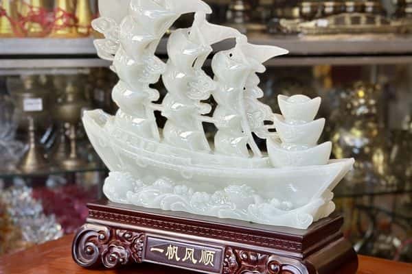 Thuyền Buồm Bạch Ngọc
