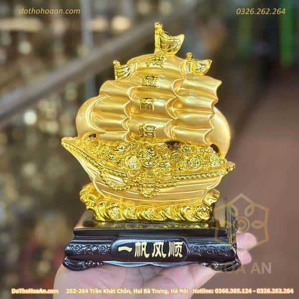Thuyền buồm v&agrave;ng kim nhỏ2