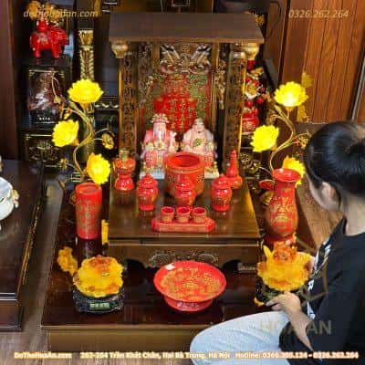Bộ Ban Thờ Thần Tài Gỗ Xoan Mái Bằng Chân Quỳ Sứ Đỏ Bát Tràng