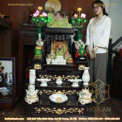 Bộ Bàn Thờ Thần Tài Hiện Đại Gỗ Sồi Triện Sen Dát Vàng Màu Nâu Sứ Liên Hoa Trắng