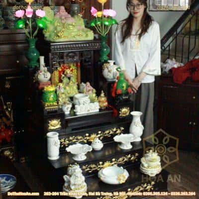 Bộ Bàn Thờ Thần Tài Hiện Đại Gỗ Sồi Triện Sen Dát Vàng Màu Nâu Sứ Liên Hoa Trắng1