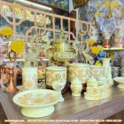 Bộ Đồ Thờ Gia Tiên Đỉnh Đồng Vàng Kết hợp Sứ Vàng Ngà – Bộ Đồ Thờ Cho Ban 107cm – 127cm1