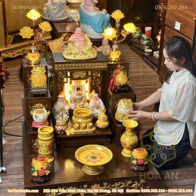 Bộ Bàn Thờ Thần Tài Hiện Đại Gỗ Sồi Triện Sen Dát Vàng Màu Nâu Sứ Gấm Vàng