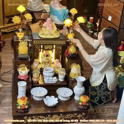 Bộ Bàn Thờ Thần Tài Hiện Đại Gỗ Sồi Triện Sen Dát Vàng Màu Nâu Sứ Hoa Sen Bạch Ngọc