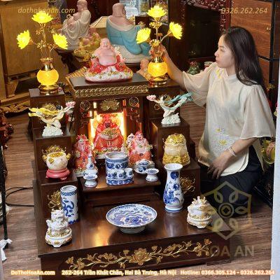 Bộ Bàn Thờ Thần Tài Hiện Đại Gỗ Sồi Triện Sen Dát Vàng Màu Nâu Sứ Men Xanh Bát Tràng