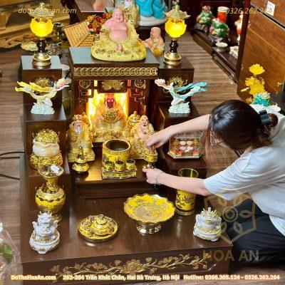 Bộ Bàn Thờ Thần Tài Hiện Đại Gỗ Sồi Triện Sen Dát Vàng Màu Nâu Sứ Men Vàng Kim Sa