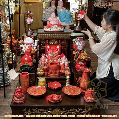 Bộ Bàn Thờ Thần Tài Hiện Đại Gỗ Sồi Triện Sen Dát Vàng Màu Nâu Sứ Đỏ Bát Tràng