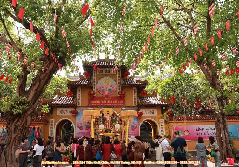 Hàng trăm Phật tử tụng kinh trước giờ rước Xá Lợi