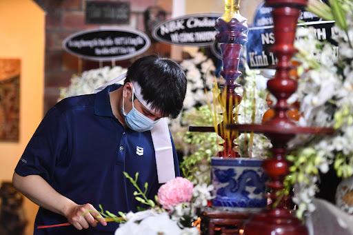 Cúng bái gia tiên, những người đã mất để tưởng nhớ công ơn sinh thành và cầu mong sự bình an, phù hộ cho con cháu.