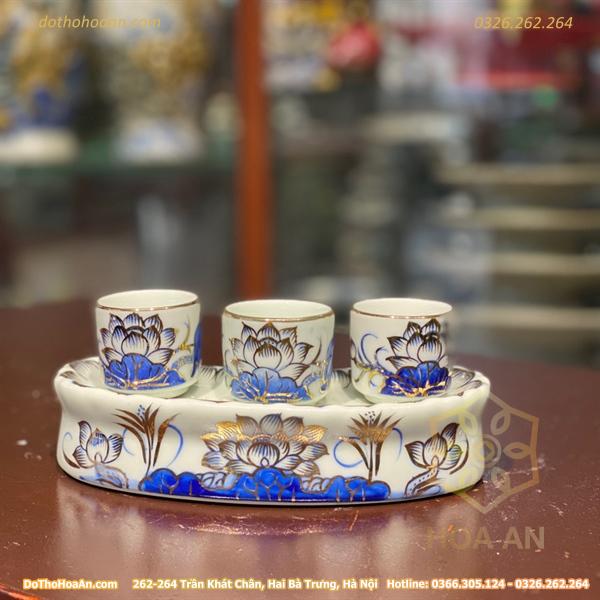 021412833953ba3bb71bf97613a97d0f31d0a495.jpg Kỷ/ Khay Nước 3 Chén Men Lam Vẽ Vàng 24K