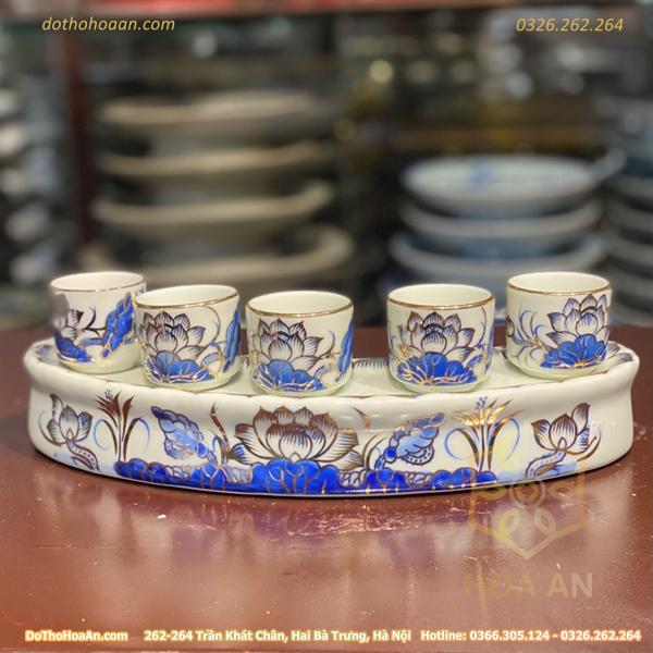 27298ceb161b93079b6002ddb51c272f2e79de1b.jpg Kỷ/ Khay Nước 5 Chén Men Lam Vẽ Vàng 24K