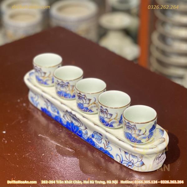 5d4188a6b8ac2cb19a2e9ed8a1c3899700e0788a.jpg Kỷ/ Khay Nước 5 Chén Men Lam Vẽ Vàng 24K