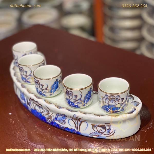 62b30d43b9e572ac99dcc8dd58c02f26f14e05d9.jpg Kỷ/ Khay Nước 5 Chén Men Lam Vẽ Vàng 24K