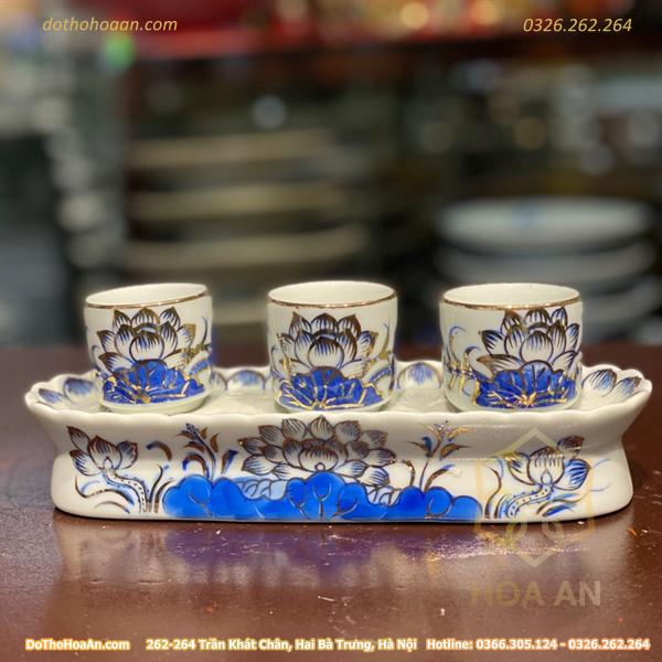 97a19341b650b06201dd24e5ee2cae6ce2ed11fc.jpg Kỷ/ Khay Nước 3 Chén Men Lam Vẽ Vàng 24K