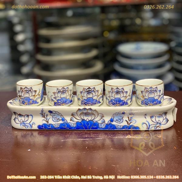 b2a3aca631c534e9dcca47ac7a7ef0a22d0bed70.jpg Kỷ/ Khay Nước 5 Chén Men Lam Vẽ Vàng 24K