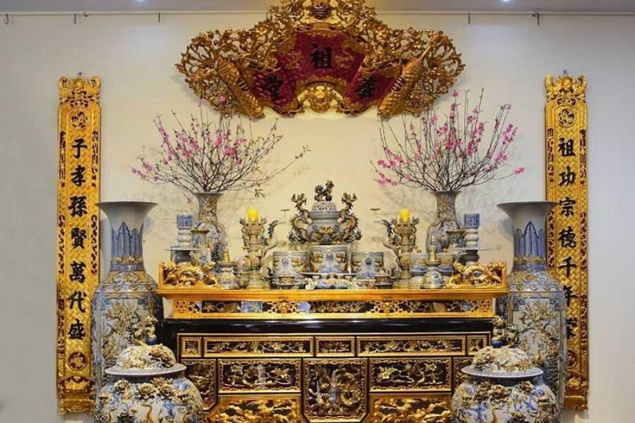 Bàn thờ có nên để đèn điện luôn là thắc mắc của nhiều độc giả