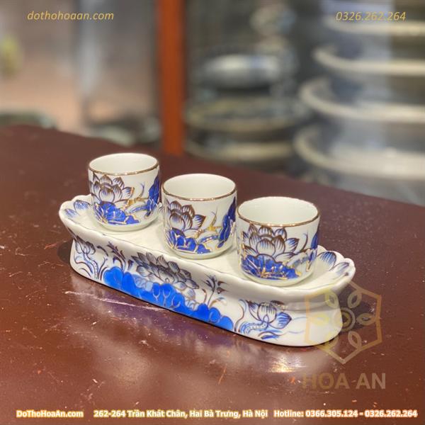 c58f8e7db26af2b48ffd095d44db2774dbf9da2d.jpg Kỷ/ Khay Nước 3 Chén Men Lam Vẽ Vàng 24K