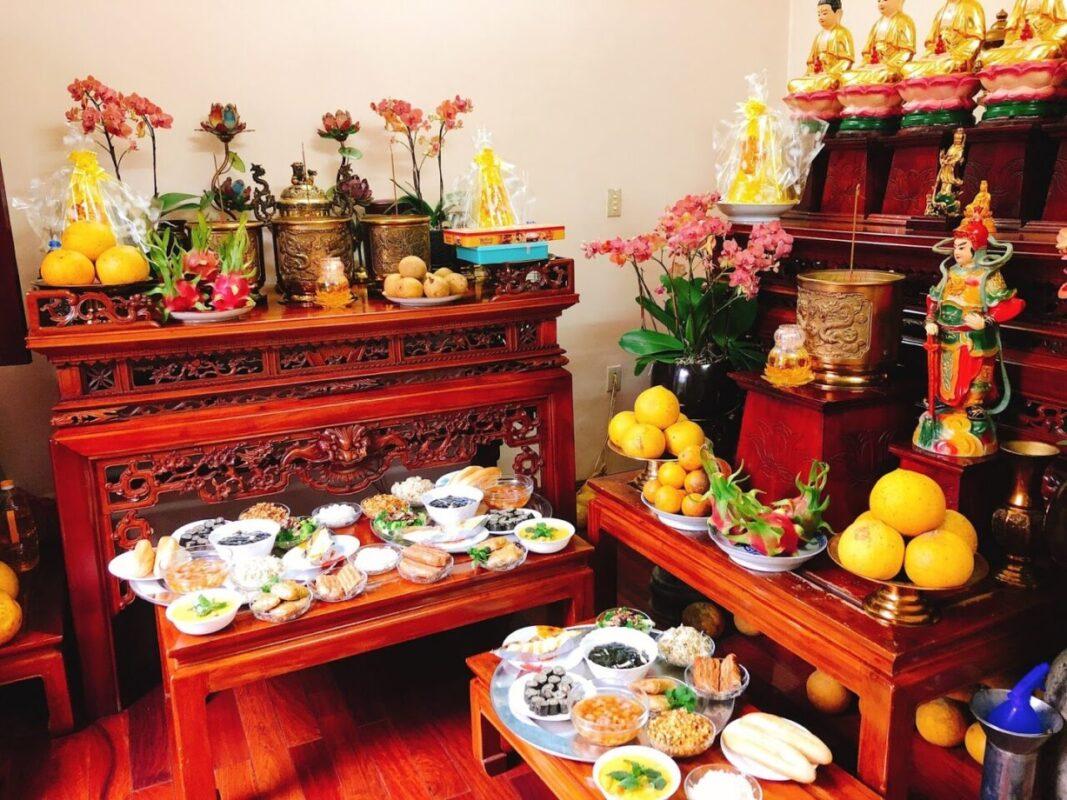 1. Trang trí bàn thờ ngày Tết đúng phong thủy giúp không gian thờ cúng thêm ấm cúng, linh thiêng và đón tài lộc đầu năm. Xem ngay cách bày trí chuẩn nhất!