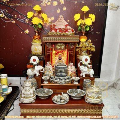 Bàn thờ thần tài tại Hoa An