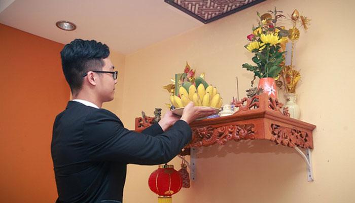 Lau dọn bàn thờ ngày Tết mang ý nghĩa thanh tẩy gạt bỏ bụi trần
