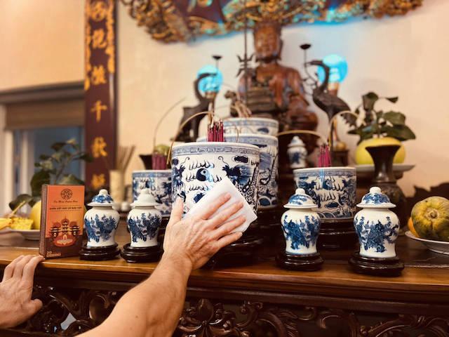 Dùng khăn sạch để lau bàn thờ